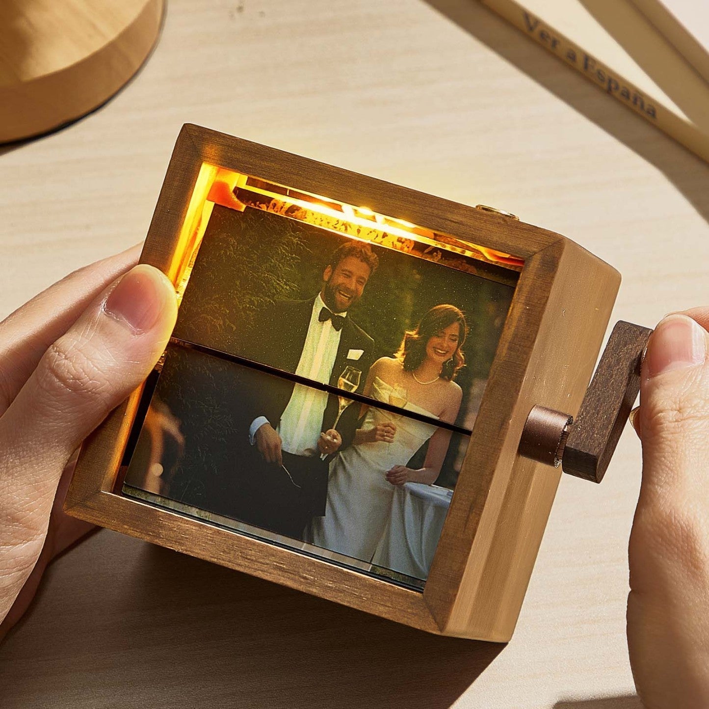 Porta-Retrato Flipbook Personalizado com Luz – Álbum Mecânico de Manivela