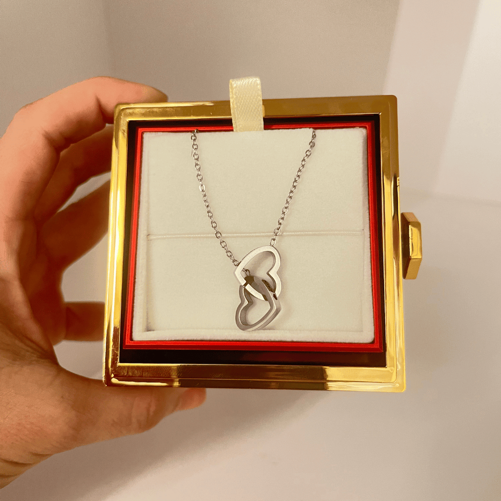 Colar Dois Corações + Caixa Rotativa de Brinde