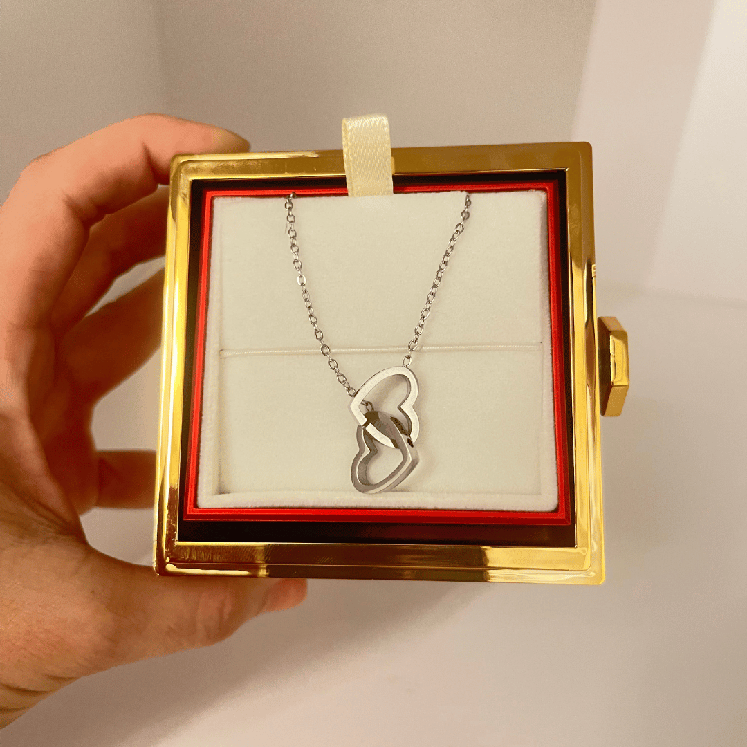 Colar Dois Corações + Caixa Rotativa de Brinde